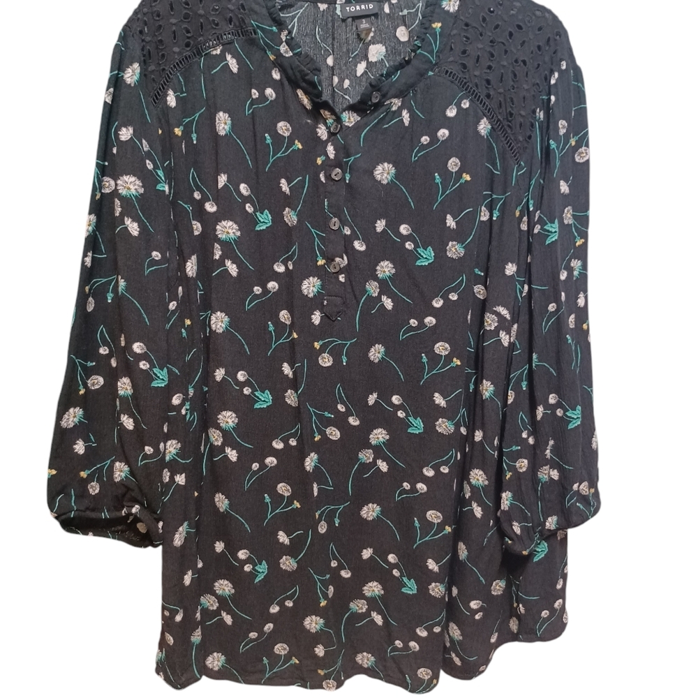 Torrid Top size 3x Black floral popover crochet detail